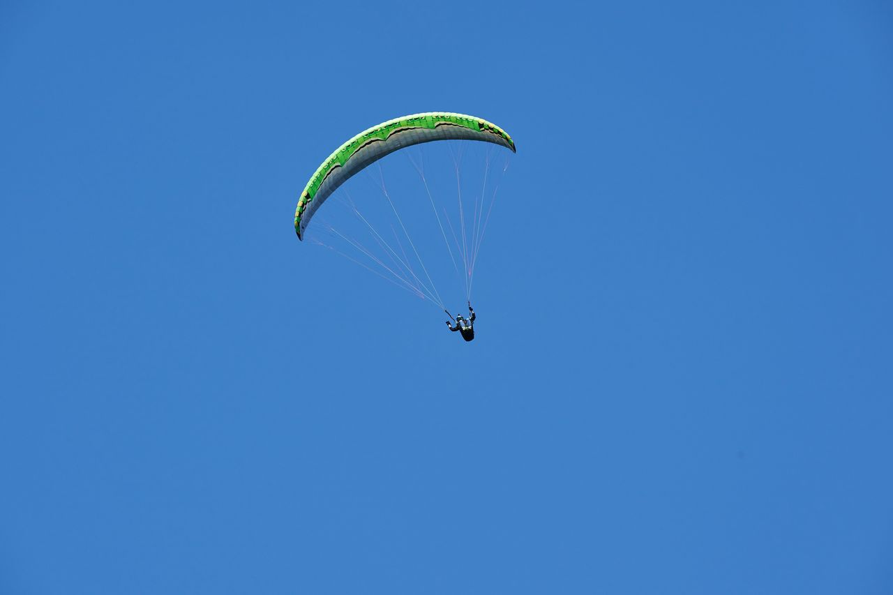 Entrainement de parapente sur le Mont Poupet près de Salins les